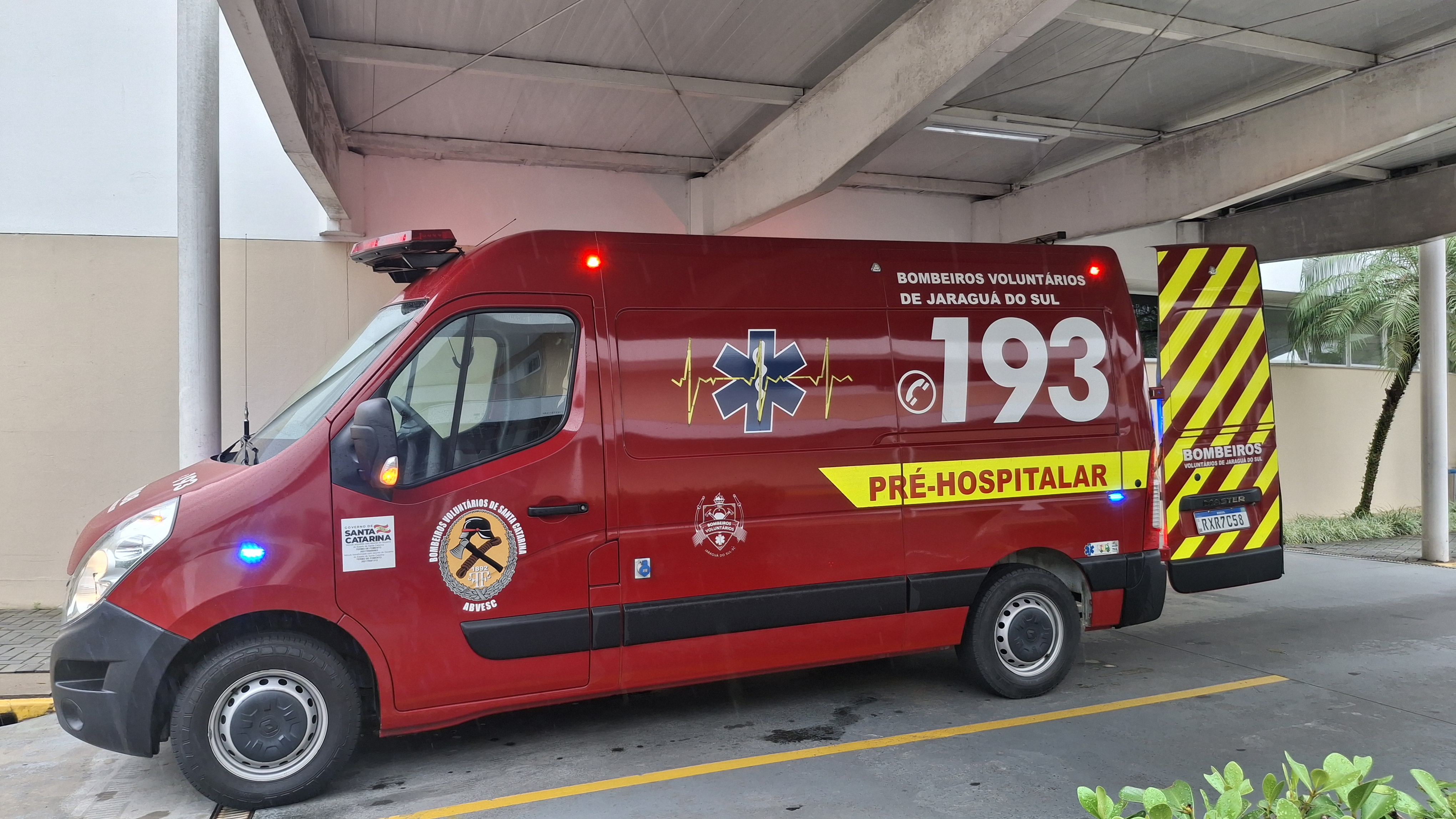 Motociclista fica ferido em acidente no Centro de Jaraguá do Sul