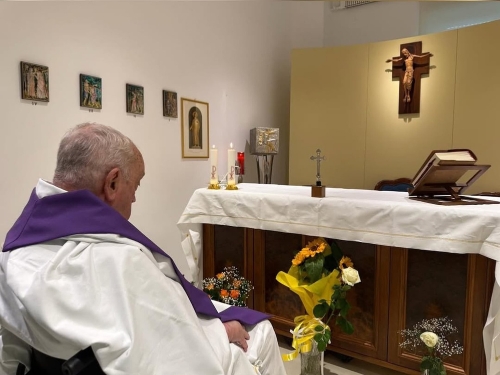 Vaticano divulga primeira imagem do Papa Francisco após um mês de internação