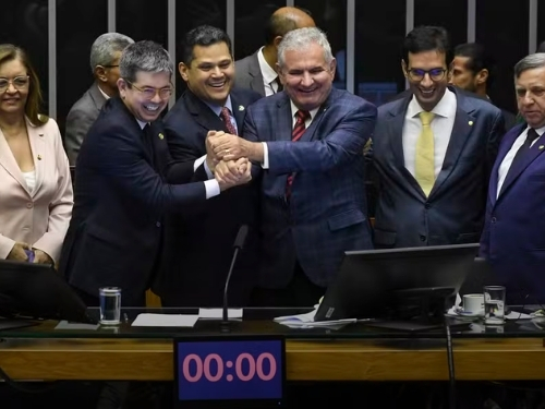 Orçamento de 2025 é aprovado com R$ 50 bilhões para emendas, mas Ciência e Educação sofrem cortes