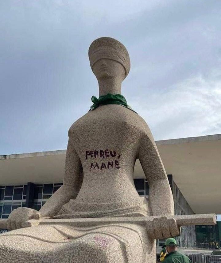 Moraes vota pela condenação a 14 anos de prisão de mulher que pichou 'Perdeu, Mané' na estátua da Justiça