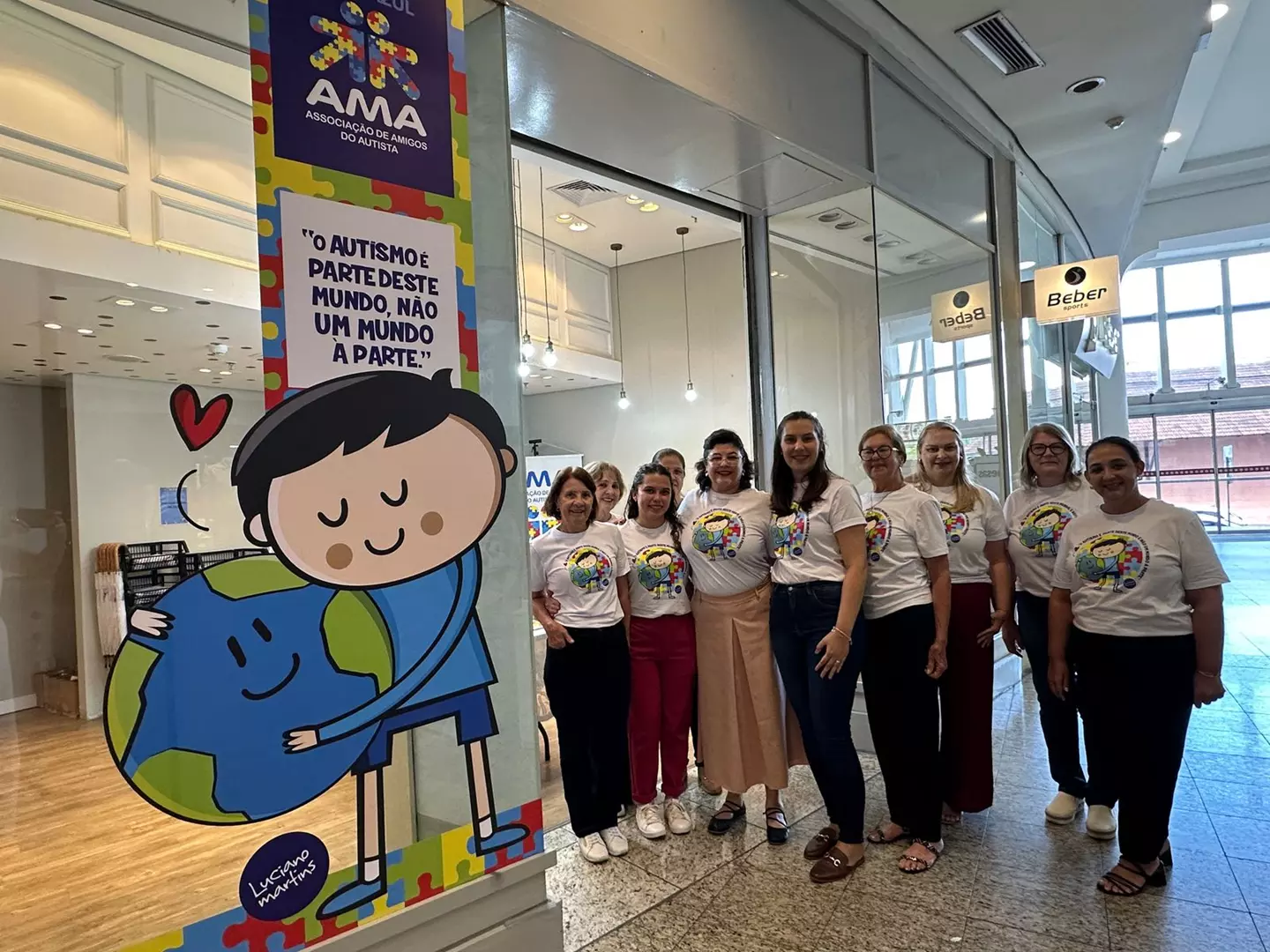 Campanha Abril Azul 2025 tem início com loja temporária da AMA no shopping Partage