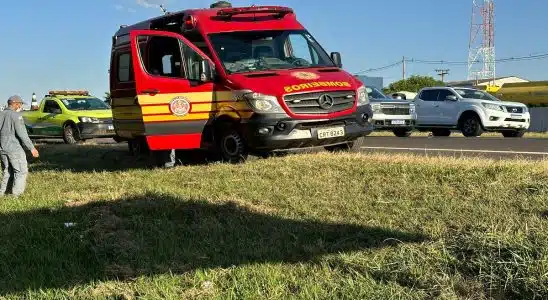 Motoqueira sofre acidente na rodovia Washington Luís