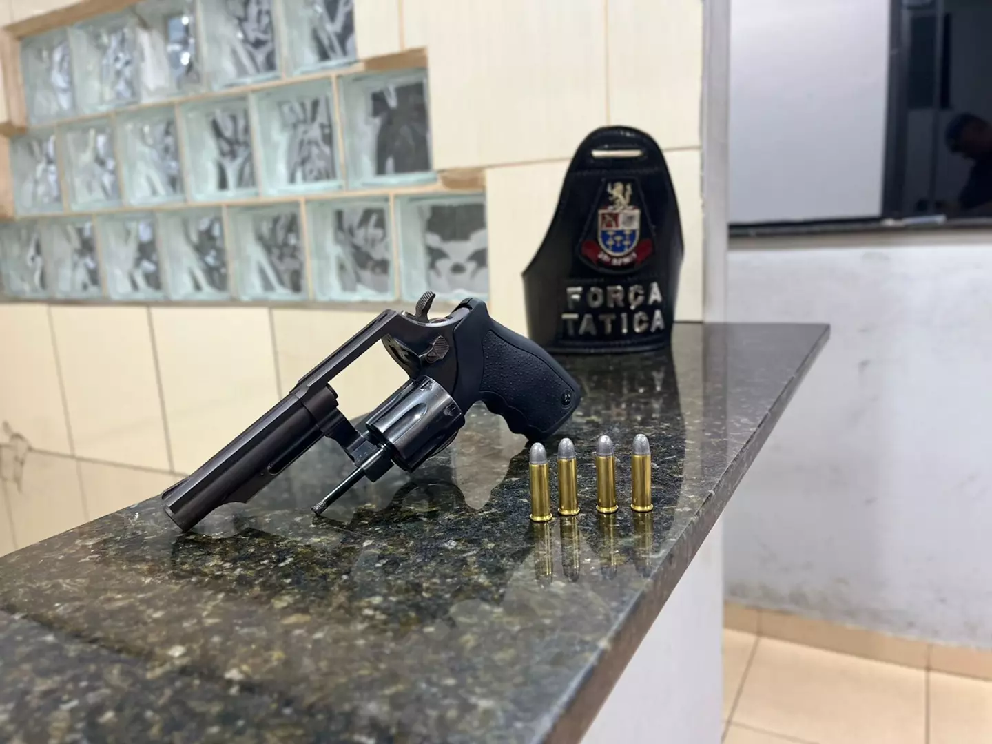 Foragido da justiça por homicidio foi pego com arma de fogo