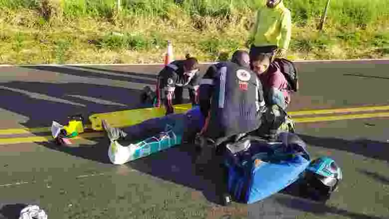 Colisão entre motos deixa motoqueiro lesionado