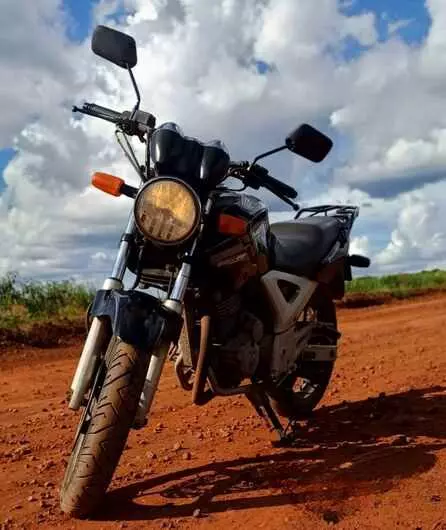 Gatuno leva moto no Santa Felícia