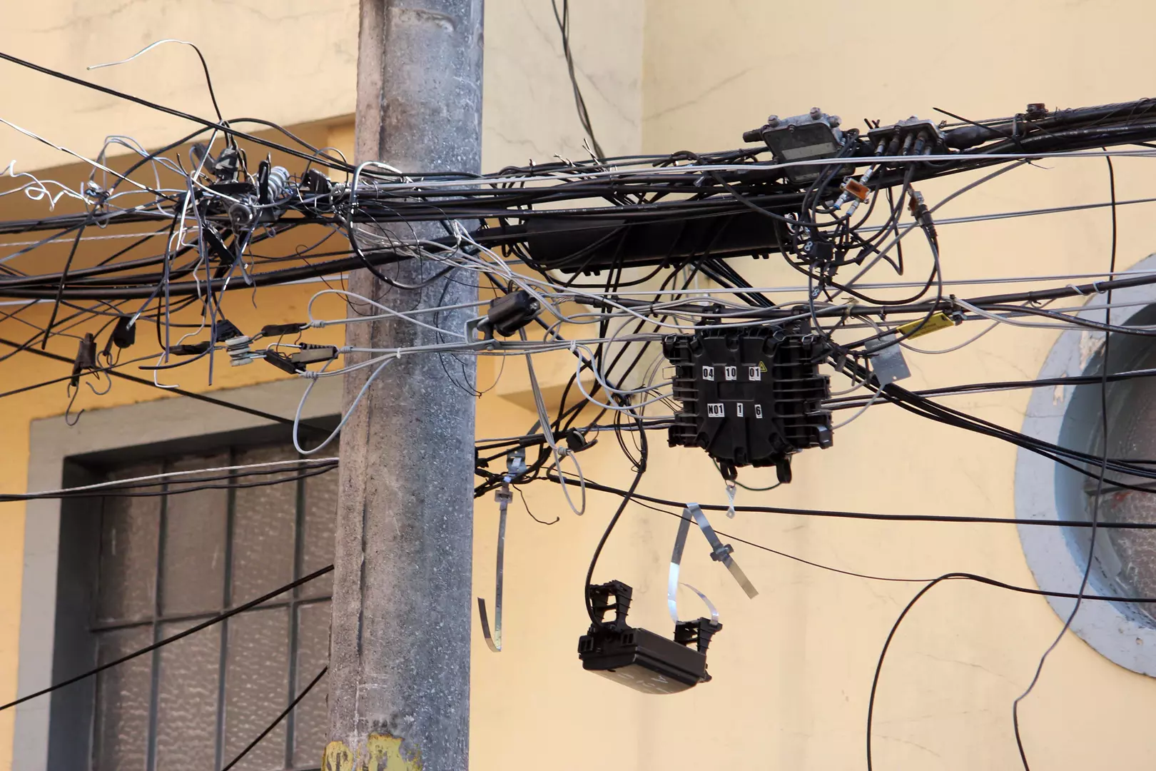 Vereador Bira protocola requerimento pedindo para CPFL punir empresas de telefonia por cabos pendurados