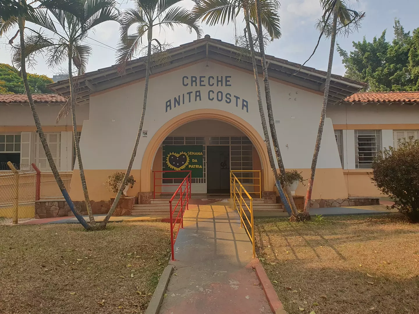 Escola de Educação Infantil “Creche Anita Costa” paralisa as atividades