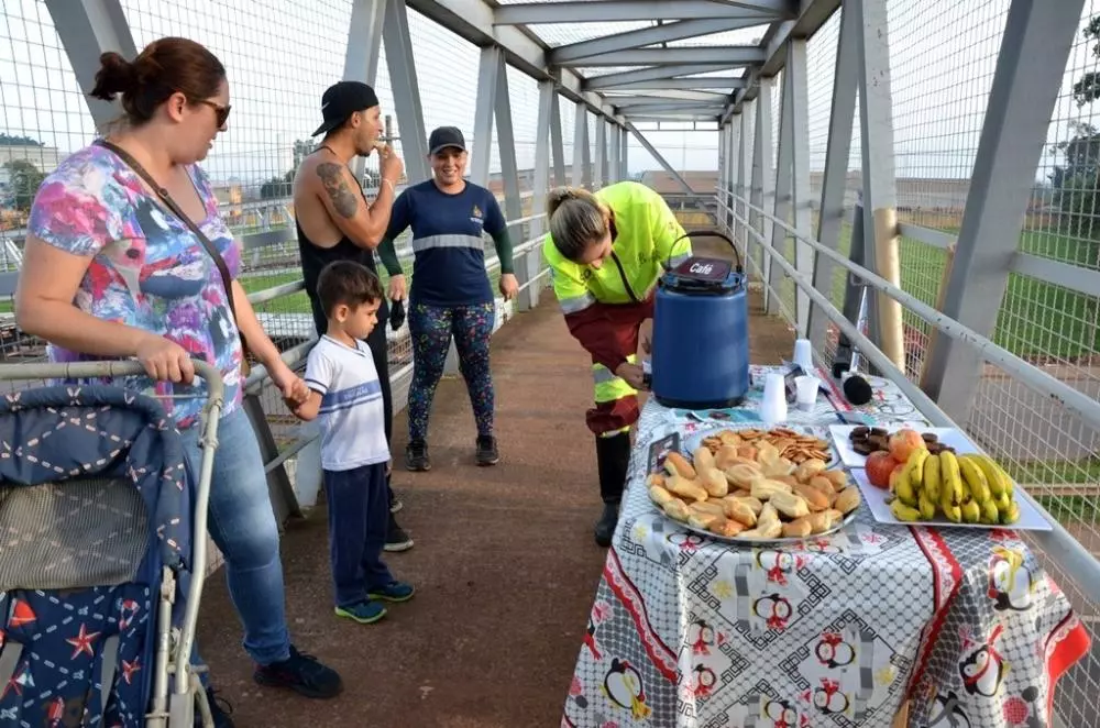 Café na Passarela orienta ciclistas e pedestres nas rodovias
