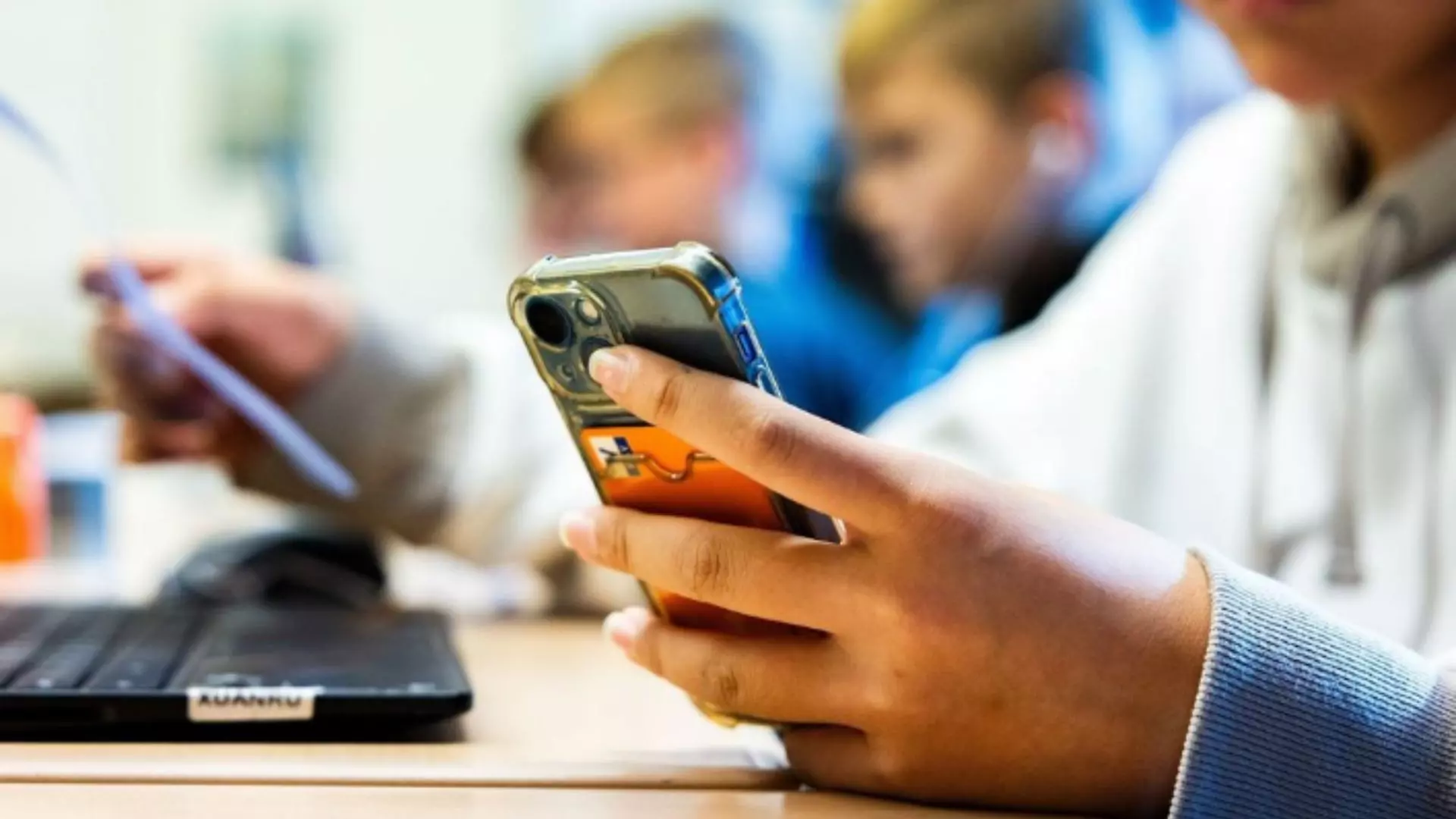 Lei proíbe celular nas escolas de SP