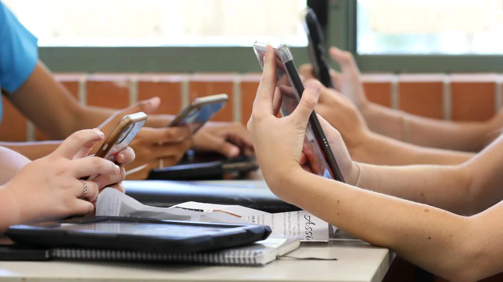 Governador Tarcísio de Freitas sanciona lei que proíbe uso de celulares nas escolas