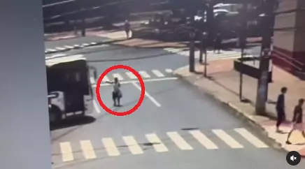 Senhora morre atropelada por coletivo