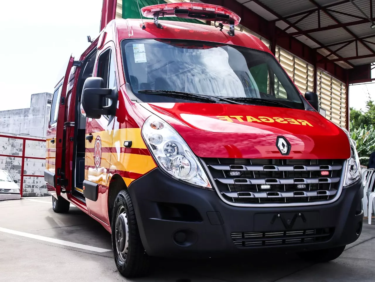 Motorista com mal súbito atropela pedestre na calçada