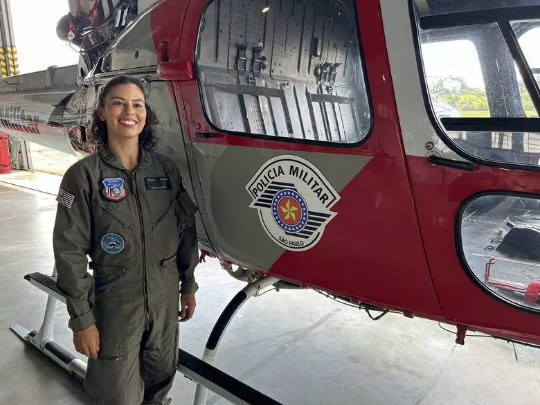 Policial feminina se destaca na mecânica de aeronaves
