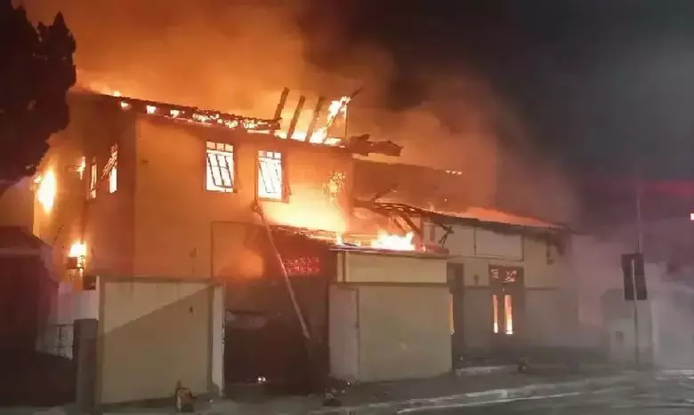 Incêndio em casa que abrigava morador de rua, deixa mortos e feridos