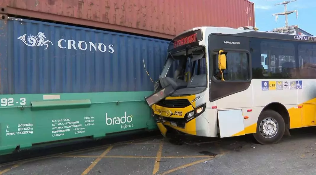 Ônibus colide com trem no CDHU de Vila Isabel