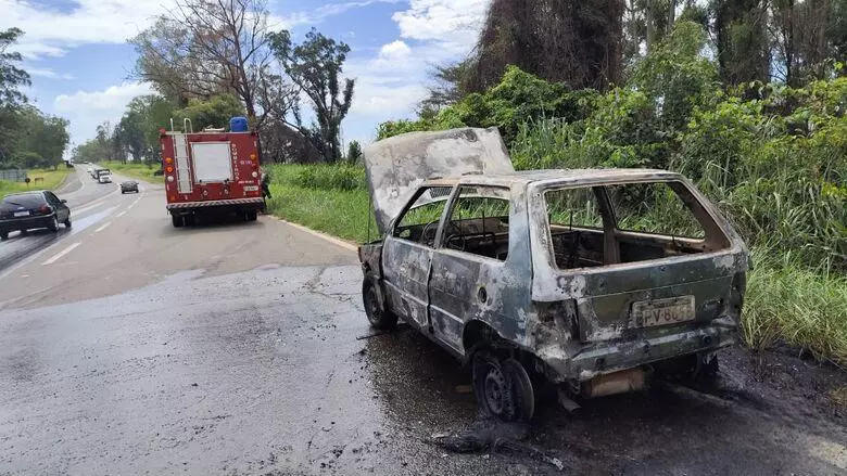 Incêndio - Motorista sofre queimadura nos pés