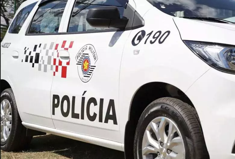 Quadrilha invade chácara e rouba veículos