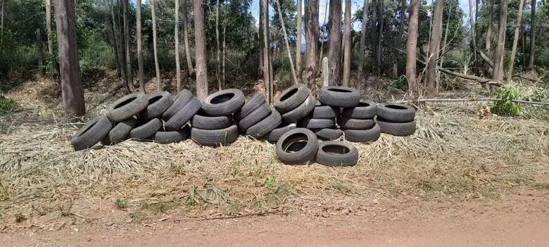 Ciclista encontra descarte de pneus em estrada movimentada