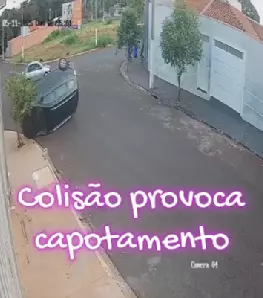 Vídeo - Colisão e capotamento em cruzamento