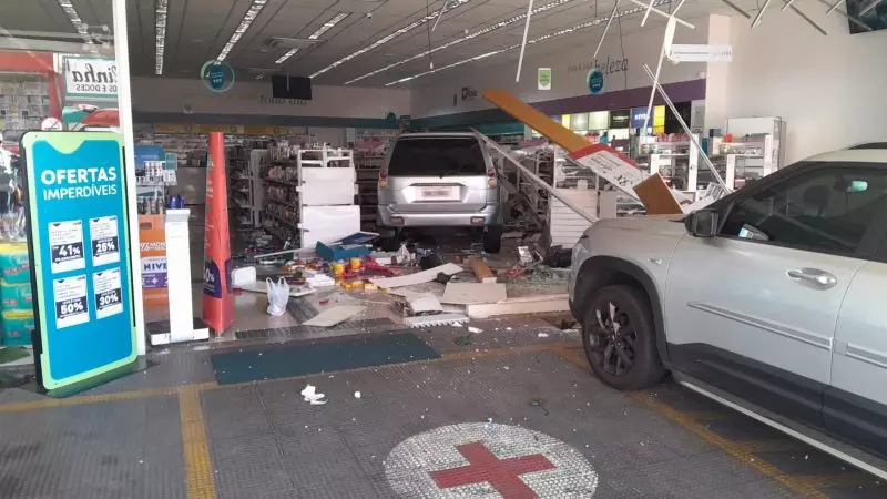 Vídeo - Mitsubishi que invadiu farmácia deixou três vitimas