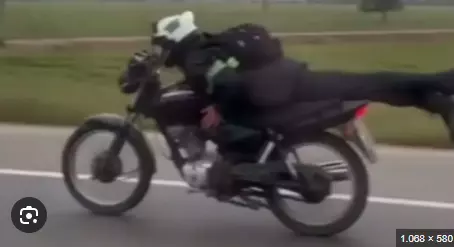 “Super-homem” morre ao colidir moto na traseira de caminhão