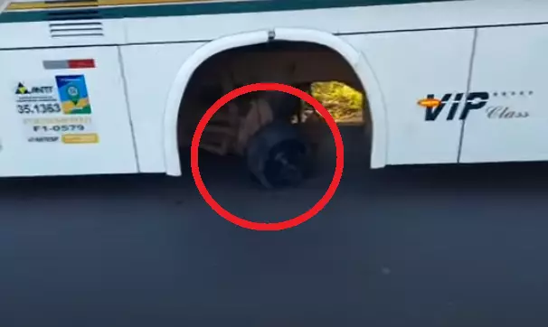 VÍDEO – Ônibus perdeu a roda dianteira