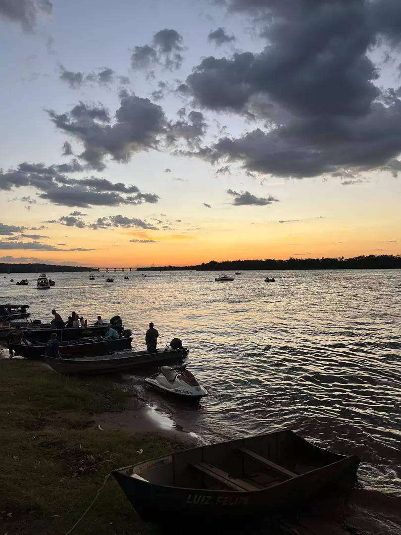 Colisão entre barco e lancha no Rio Paraná deixa dois feridos e um desaparecido em Porto Camargo