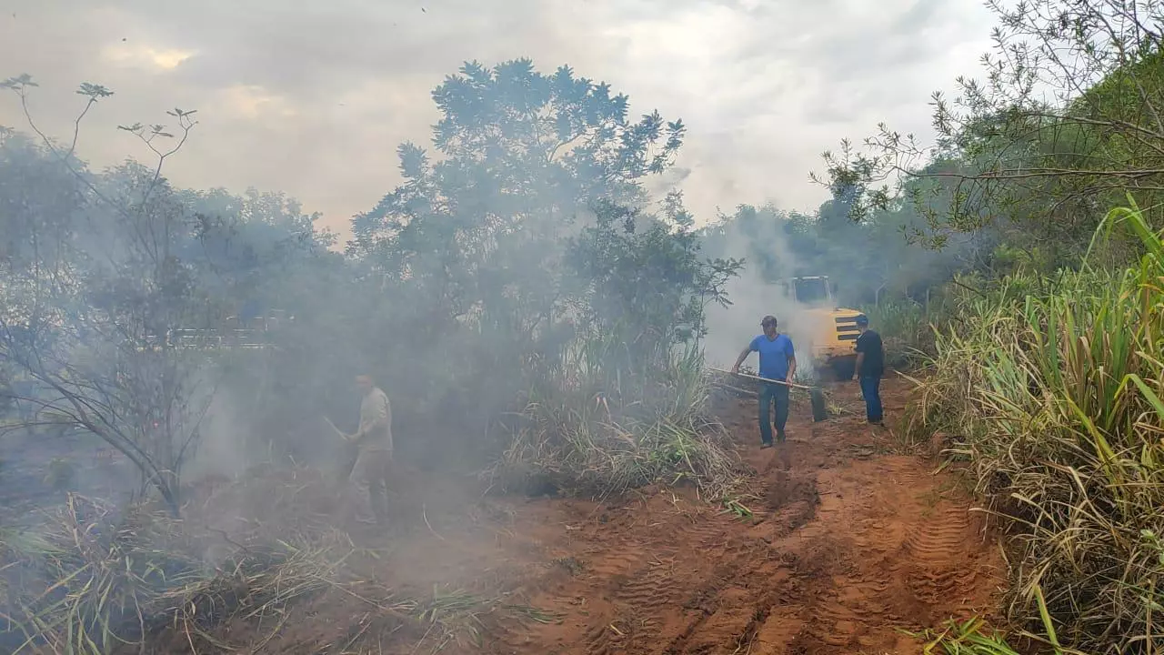 Incêndio provocado por raio atinge chácara em Ivaté