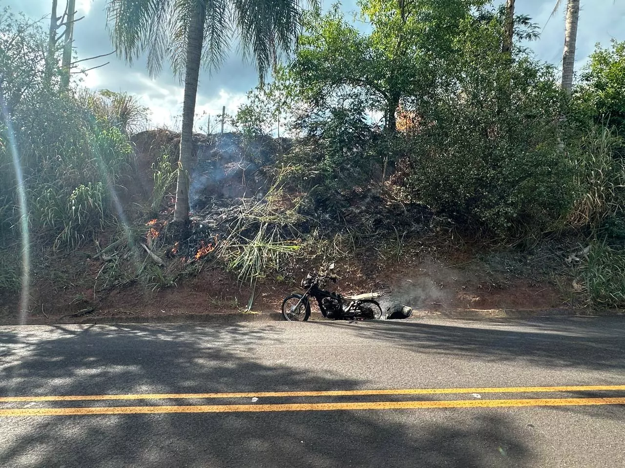 Motocicleta é encontrada queimada na PR-082 na descida do Índio.