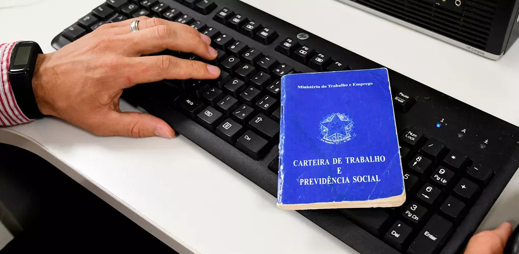 Estudo revela aumento de trabalhadores com formação superior à exigida pelo mercado Estudo revela aumento de trabalhadores com formação superior à exigida pelo mercado