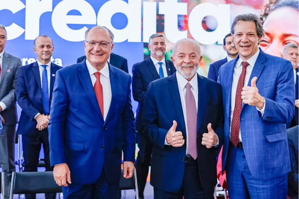 Indústria brasileira avança e surpreende no cenário global Indústria brasileira avança e surpreende no cenário global