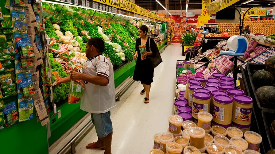Mesmo com alta de preços dos alimentos, inflação desacelera para todas as faixas de renda em janeiro Mesmo com alta de preços dos alimentos, inflação desacelera para todas as faixas de renda em janeiro