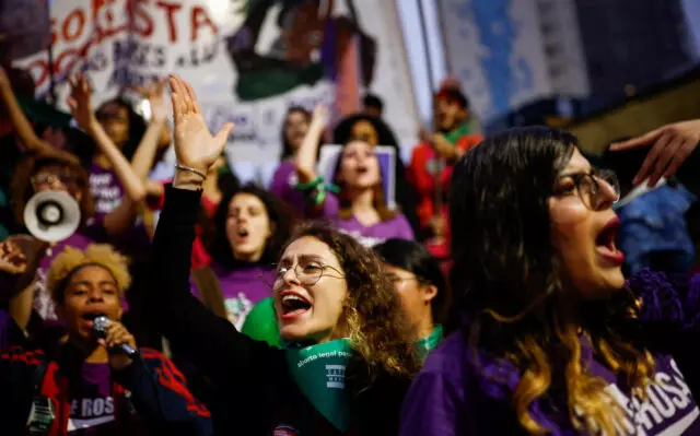 Aborto e movimentos feministas no Brasil e na Argentina Aborto e movimentos feministas no Brasil e na Argentina