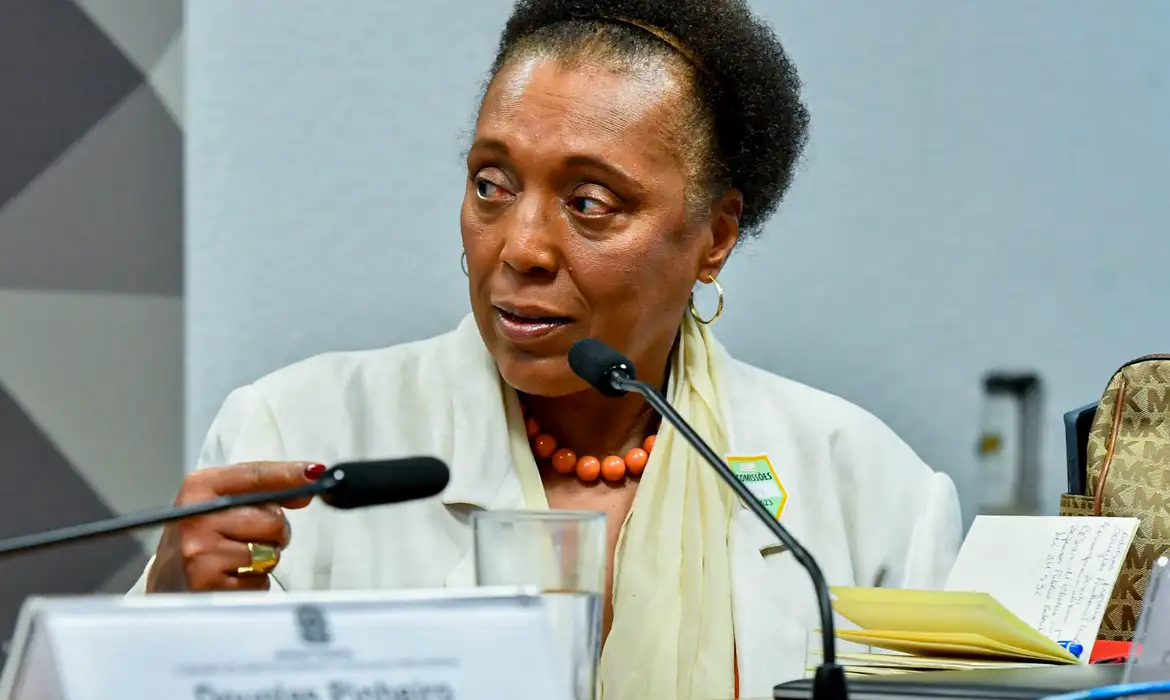 Ministra Vera Lúcia Santana sofre racismo em prédio de Brasília Ministra Vera Lúcia Santana sofre racismo em prédio de Brasília