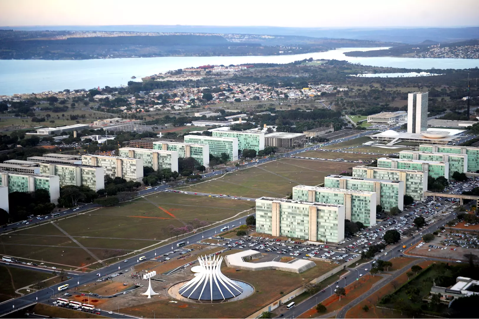 Cerco ao Estado Administrativo: recomendação de texto ao público brasileiro Cerco ao Estado Administrativo: recomendação de texto ao público brasileiro