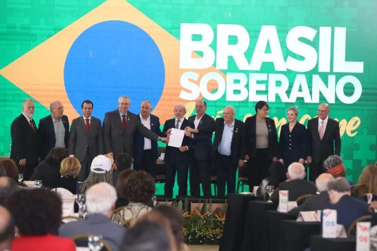 Centrais entregam propostas a Lula por soberania e empregos