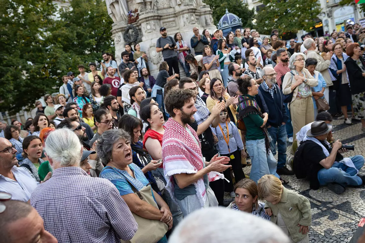 A despedida do século XX pelos jovens nas praças