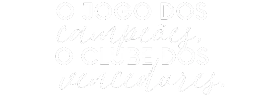 Mesa de poker com fichas e cartas no Royal Poker Club