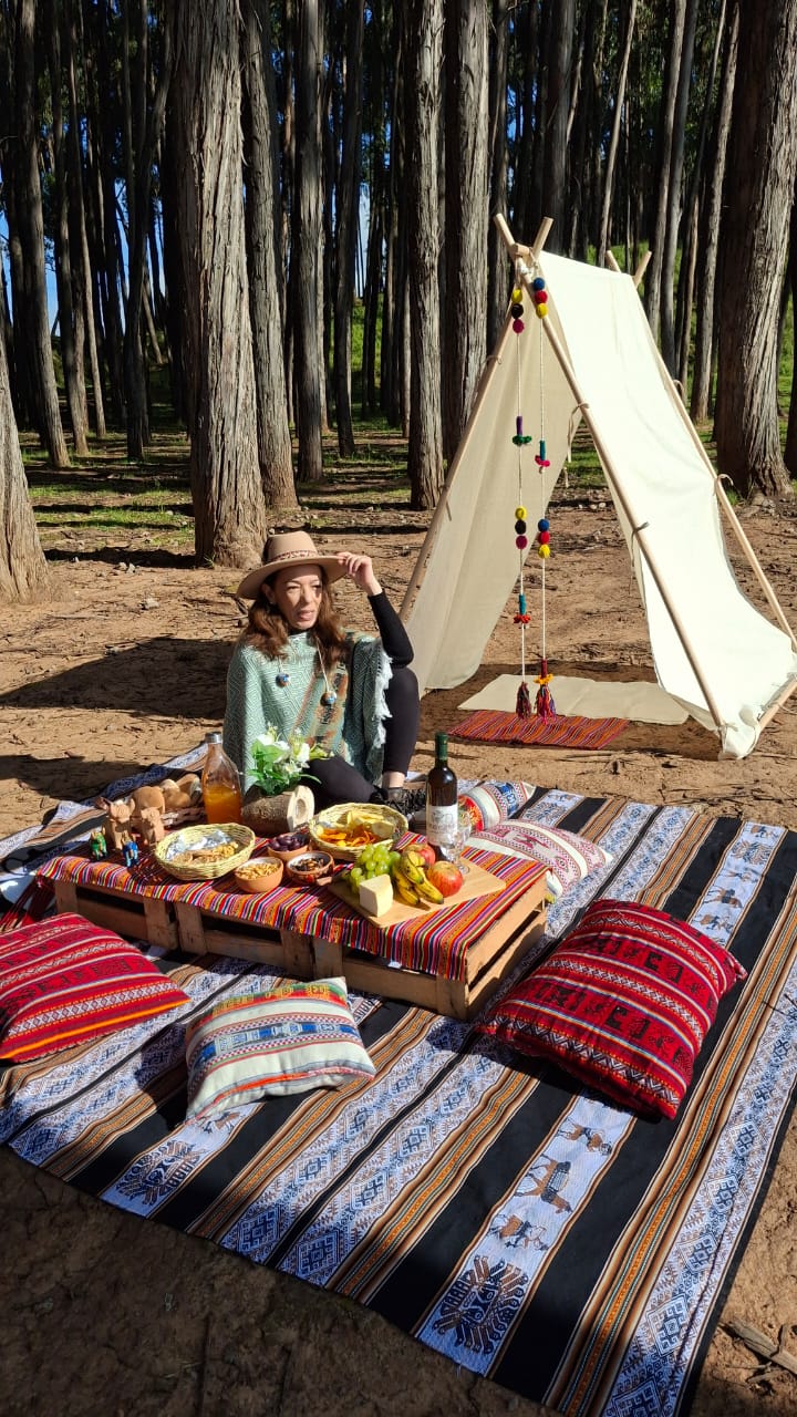 Picnic no Bosque de eucaliptos Qenqo com Pintura em Torito de Pucará Picnic no Bosque de eucaliptos Qenqo com Pintura em Torito de Pucará