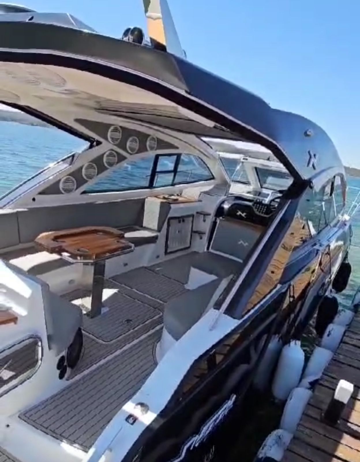NX 400 HT Horizon ano 2022 com 2x Mercruiser 300hp DTS - Somente 120 horas de uso - Só água doce! NX 400 HT Horizon ano 2022 com 2x Mercruiser 300hp DTS - Somente 120 horas de uso - Só água doce!