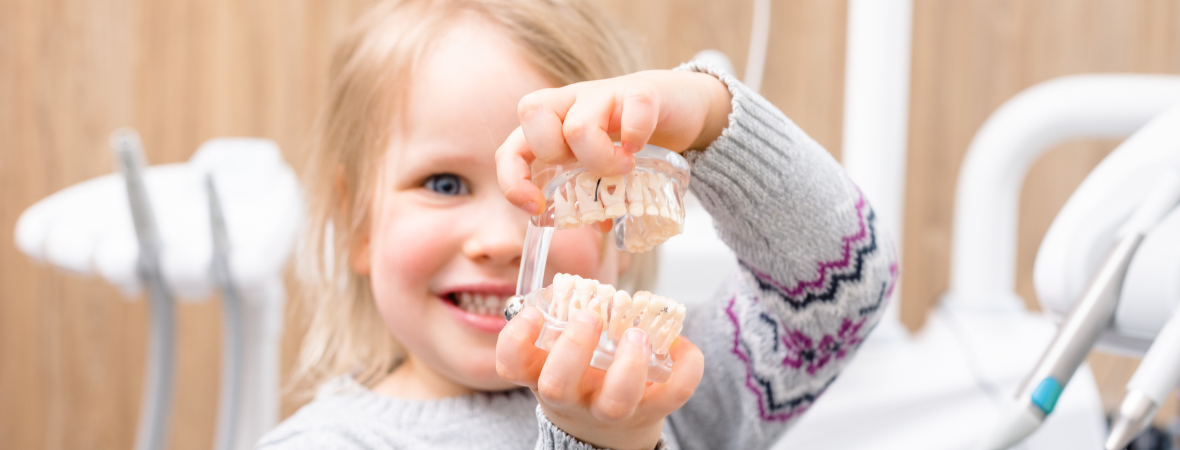 Odontopediatria: Sorrisos Saudáveis desde Cedo Odontopediatria: Sorrisos Saudáveis desde Cedo