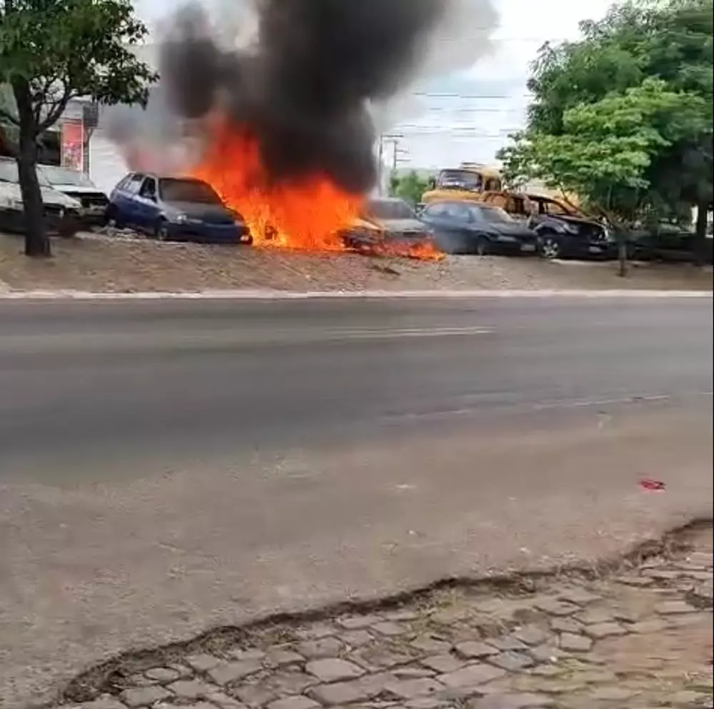 Homens incendeiam veículos e delegacia em Araripina; dois são presos após ação criminosa