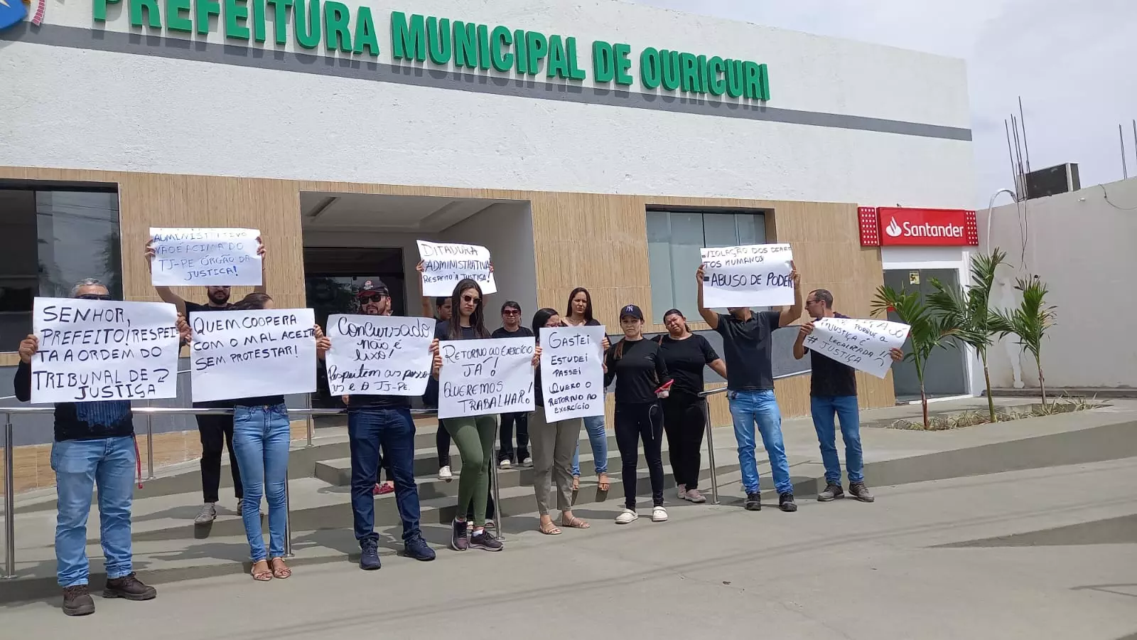 Concursados protestam para retomar aos cargos no município de Ouricuri