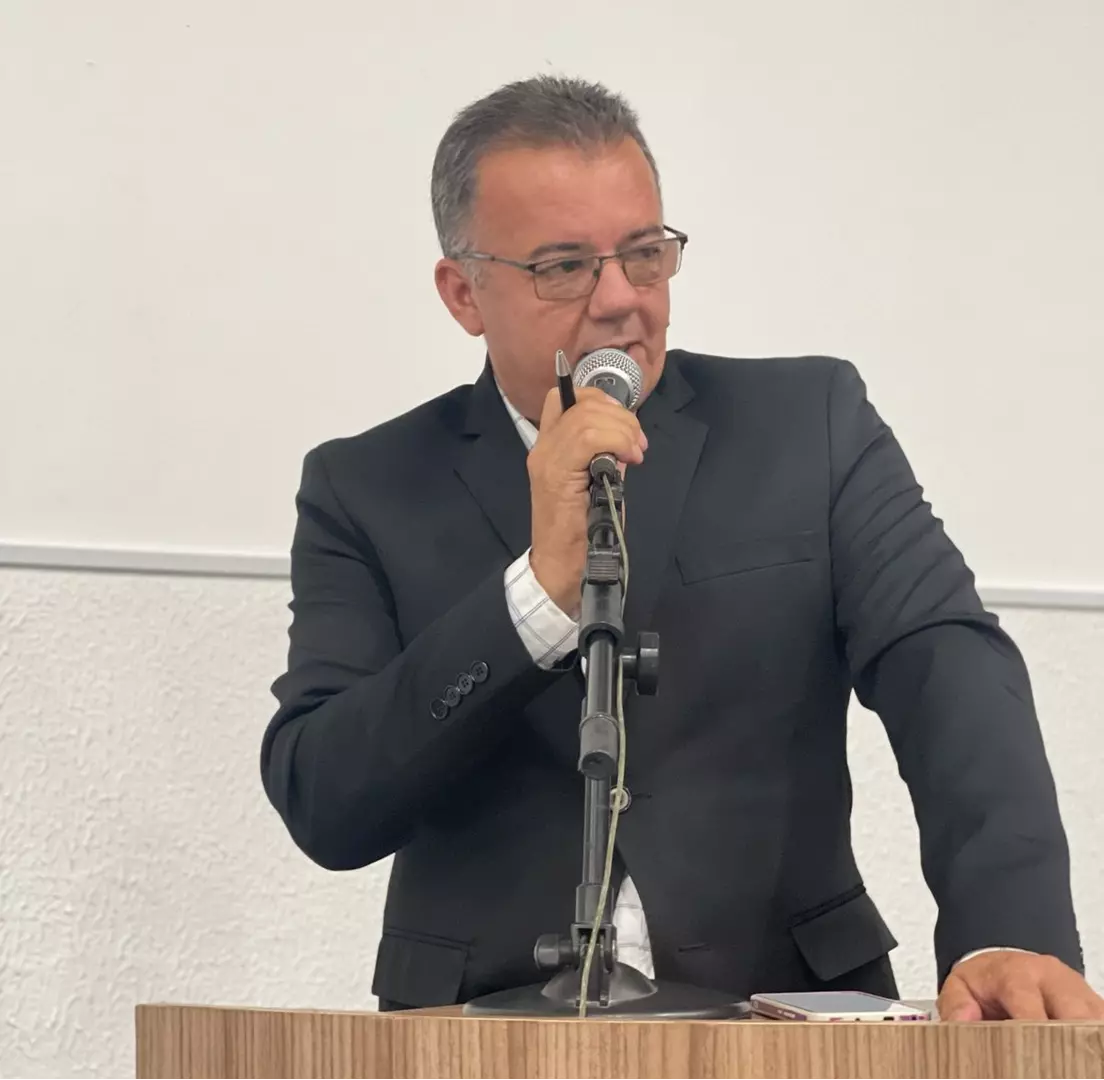 Vereador Enaudy solicita em requerimento a construção de vestiários e banheiros nas quadras poliespotivas dos distritos de Trindade