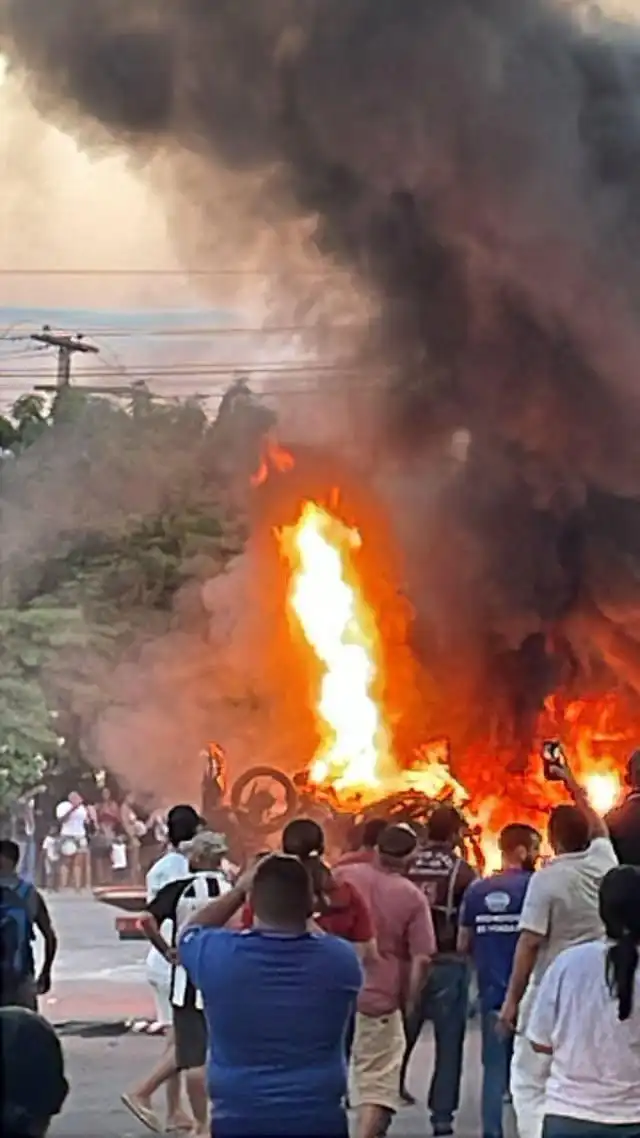 Caminhão carregado com motos apreendidas pela PRF é incendiado em Araripina