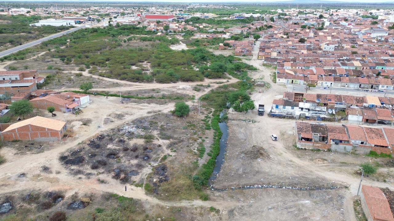 Prefeitura de Ouricuri inicia limpeza do canal no bairro Nossa Senhora de Fátima