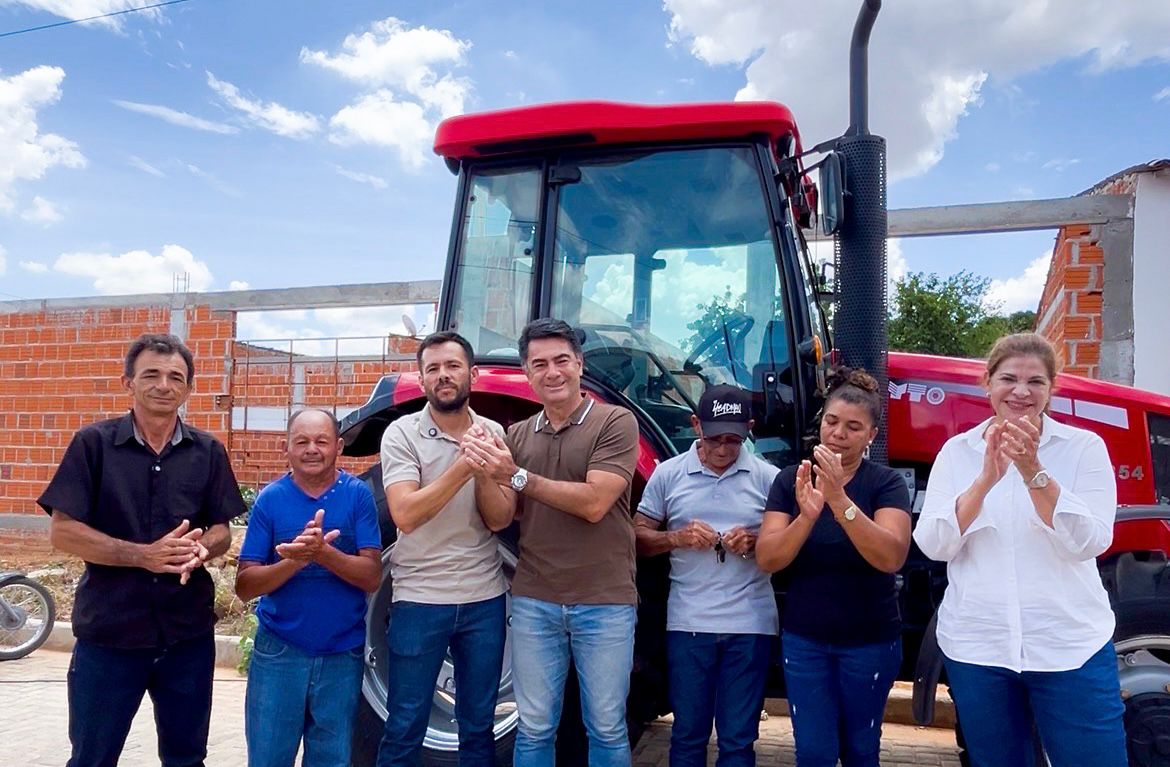 Socorro e Raimundo Pimentel entregam tratores no Sertão do Araripe e São Francisco