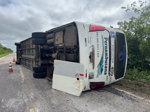 Ônibus tomba na PE-604 entre Dormentes e Santa Cruz