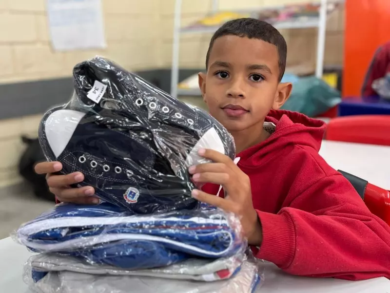 Vera Cruz entrega uniformes escolares para alunos da rede municipal