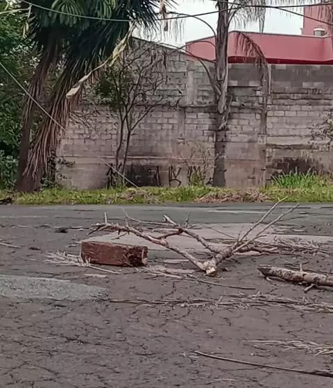 Fios soltos se tornam frequentes e colocam usuários das vias em risco